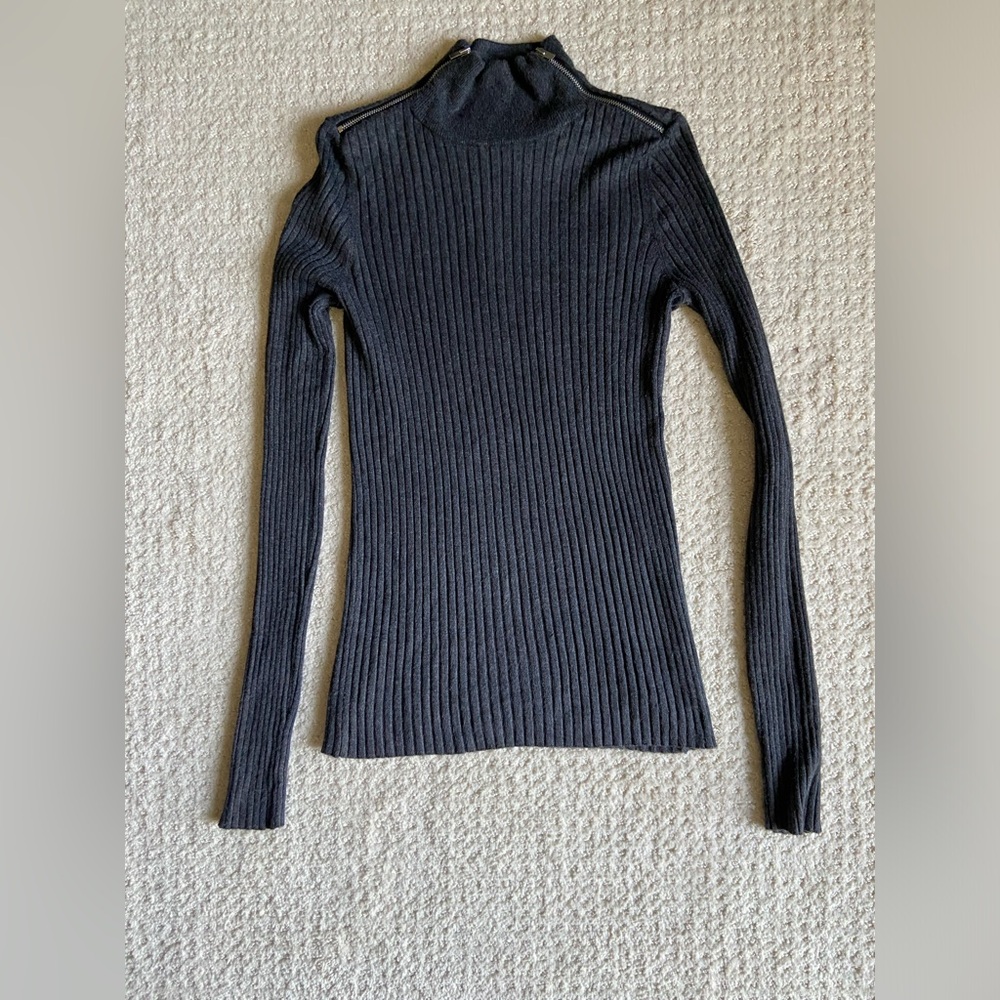 Express long sleeve turtleneck sweater, size Small